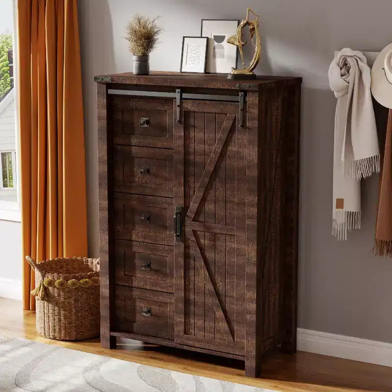 Commode haute moderne de style ferme à 5 tiroirs avec porte coulissante de style grange, organisateur de rangement pour chambre à coucher, salon et chambre d'enfant.