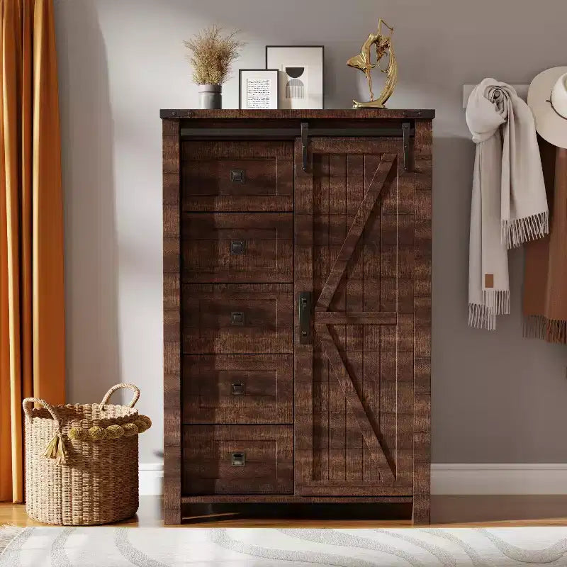 Commode haute moderne de style ferme à 5 tiroirs avec porte coulissante de style grange, organisateur de rangement pour chambre à coucher, salon et chambre d'enfant.