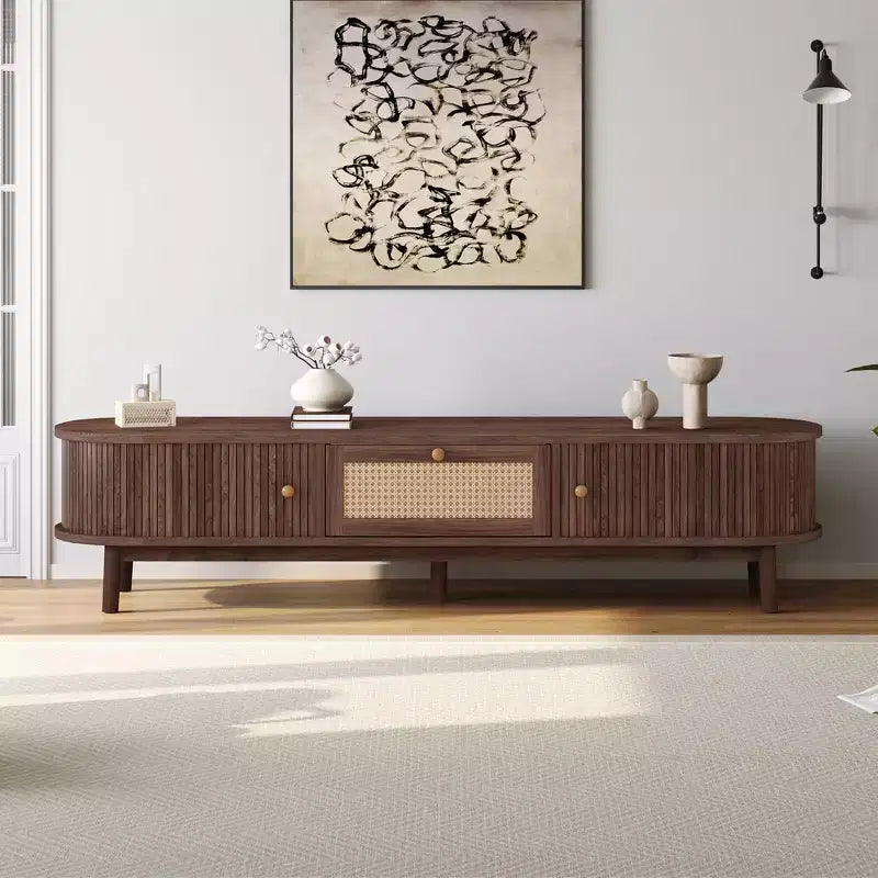 Meuble TV moderne de 75 po avec tiroir en rotin et portes coulissantes, console multimédia élégante en bois avec 2 armoires de rangement, brun foncé