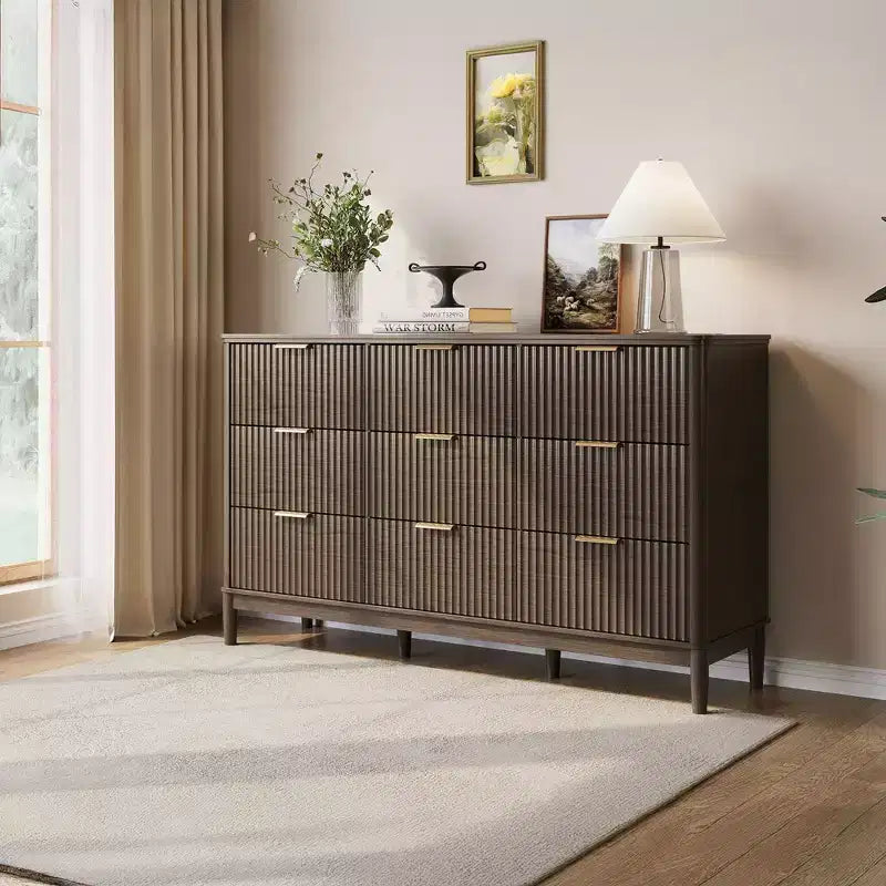 Commode à 9 tiroirs cannelés pour chambre à coucher, grande commode de style moderne du milieu du siècle avec poignées en métal doré, larges commodes en bois de style bohème