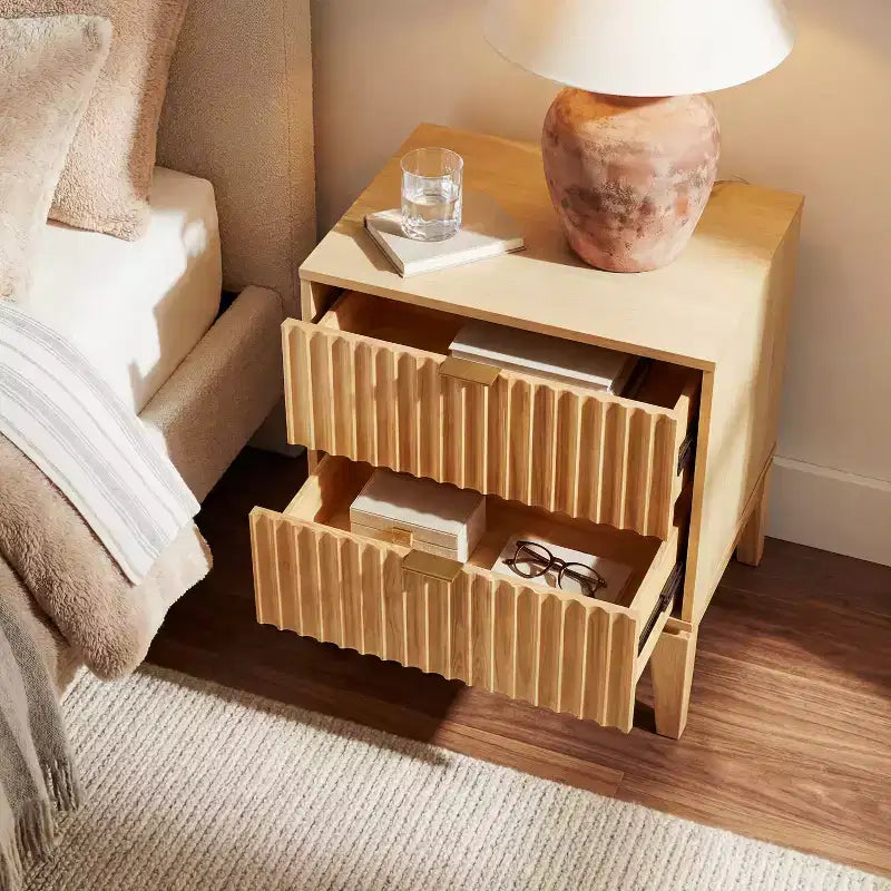 Table de chevet moderne en bois cannelé avec 2 tiroirs