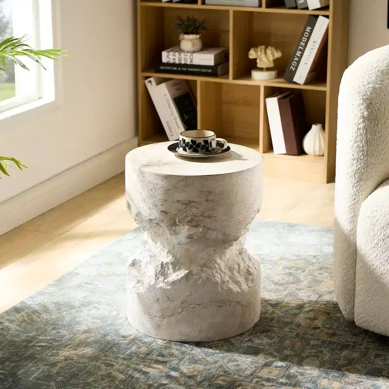 Table d'appoint ronde en faux travertin blanc faite à la main - Plateau en béton de 35 cm, capacité de 90 kg, résistante aux intempéries, utilisation intérieure/extérieure sans assemblage